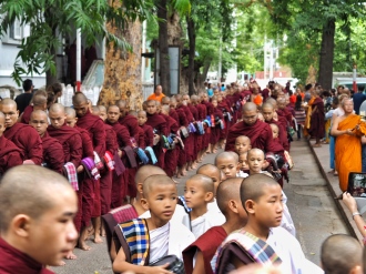 Maha Gandayon Monastery procession